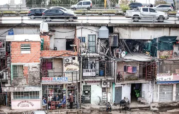 Prowizoryczne mieszkania zbudowane pod drogą szybkiego ruchu, przecinającą dzielnicę biedy Villa 31 w Buenos Aires, maj 2017 r. / NATACHA PISARENKO / AP / EAST NEWS