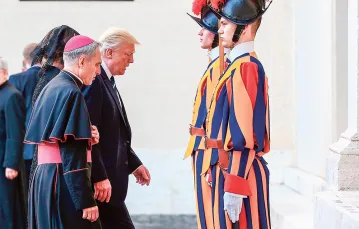 Abp Georg Gänswein towarzyszy Donaldowi Trumpowi i jego małżonce Melanii w drodze na spotkanie z papieżem Franciszkiem, Watykan, 24 maja 2017 r. / REUTERS / FORUM