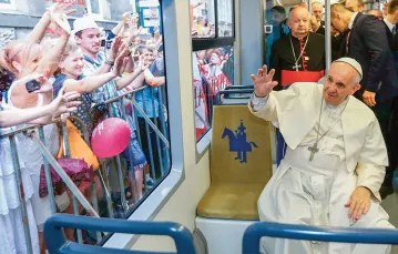 Papież Franciszek w krakowskim tramwaju, Światowe Dni Młodzieży, lipiec 2016 r.  / STEFANO RELLANDINI / AFP / EAST NEWS