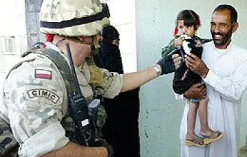 Podpułkownik Andrzej Kujawa, dowódca działającej przy polskim kontyngencie w Iraku tzw. grupy CIMIC (Civilian Military Cooperation), w szpitalu w miejscowości Ghammas; 27 września 2006 r. / 