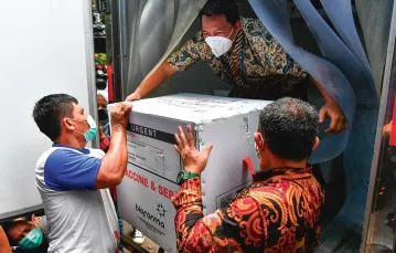 Załadunek chińskich szczepionek przed ich dystrybucją. Indonezja, 13 stycznia 2021 r. / / ROBERTUS PUDYANTO / GETTY IMAGES