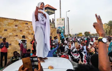 Alaa Salah na demonstracji przed dowództwem garnizonu w Chartumie, Sudan, kwiecień 2019 r. / AFP / EAST NEWS