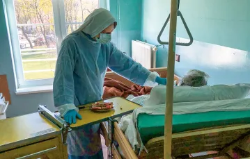 Siostra Barbara, jedna z franciszkanek opiekujących się chorymi w ZOL-u w Jeleniej Górze, 20 kwietnia 2020 r. / KS. PIOTR KOT