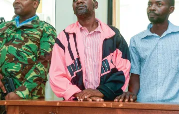 Samozwańczy pastor Paul Nthenge Mackenzie (w środku) na sali sądowej w Malindi, Kenia, 2 maja 2023 r. / SIMON MAINA / AFP / EAST NEWS