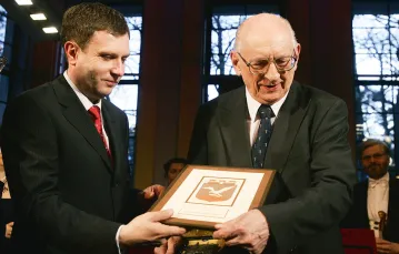 W roku 2007 Władysław Bartoszewski otrzymał honorowe obywatelstwo Sopotu z rąk prezydenta Jacka Karnowskiego. Laudację wygłosił wówczas Aleksander Hall. / WOJTEK JAKUBOWSKI / KFP