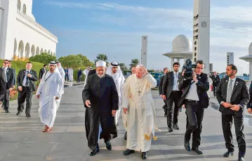 Franciszek z wielkim imamem Al-Azharu, Ahmedem al-Tayebem, Abu Zabi, 4 lutego 2019 r. / VATICAN MEDIA / AFP / EAST NEWS