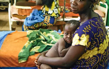 Malaria jest najgroźniejsza dla dzieci. Szpital w Kintampo w Ghanie, wrzesień 2007 r. / SHAUL SCHWARZ / GETTY IMAGES