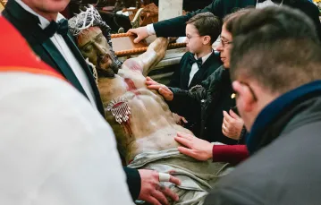 Wielki Piątek,  adoracja krzyża i ciała Chrystusa.  Palermo, Sycylia, 30 marca 2018 r. / ALESSANDRO RAMPAZZO / SOPA IMAGES / GETTY IMAGES