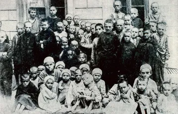 Żydowskie sieroty, które utraciły rodziny podczas pogromów, Odessa, 1919 r. / AUTOR ZDJĘCIA NIEZNANY, ZBIORY GHETTO FIGHTERS' HOUSE