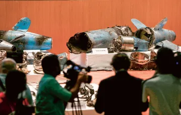 Szczątki dronów i rakiet, które uderzyły w rafinerie koncernu Saudi Aramco, na konferencji prasowej w Riadzie, 18 września 2019 r. / HAMAD I MOHAMMED / REUTERS / FORUM