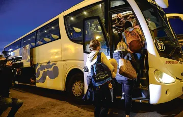 Uchodźcy z Ukrainy w drodze na Fuerteventurę, jedną z Wysp Kanaryjskich. 11 marca 2022 r. / EUROPA PRESS NEWS / GETTY IMAGES
