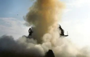 20 lutego 2008 r. Amerykanie zestrzelili antyrakietą satelitę, nad którym utracili kontrolę, co odebrano jako amerykański pokaz siły. Na zdjęciu: start antyrakiety z pokładu krążownika „Lake Erie” / Fot. U.S. Navy / DOD / 