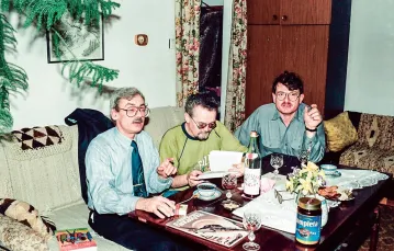 Od lewej: A. Sapkowski, B. Polch i M. Parowski podczas pracy nad adaptacją komiksową przygód Wiedźmina. Pierwsza połowa lat 90. / ARCHIWUM PRYWATNE MACIEJA PAROWSKIEGO