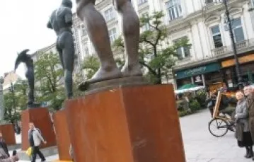 Rzeźby Igora Mitoraja na Rynku Głównym, październik 2003 / 