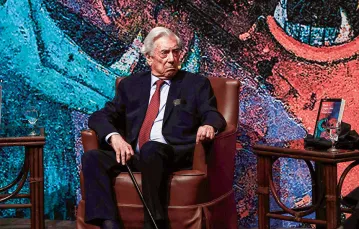 Mario Vargas Llosa podczas prezentacji książki „Tiempos recios” („Burzliwe czasy”), Teatr Narodowy Gwatemali, Gwatemala, 3 grudnia 2019 r. / ESTEBAN BIBA / EFE / FORUM