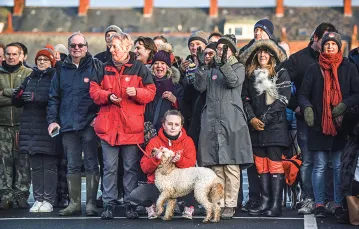 Zwolennicy opozycyjnej Partii Pracy w oczekiwaniu na wiec wyborczy z udziałem jej lidera Jeremy’ego Corbyna. Whitby, Wielka Brytania, 1 grudnia 2019 r. / STRINGER / EPA / PAP