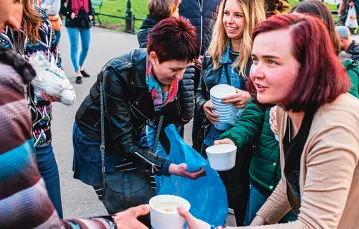 Akcja „Zupa na Plantach” – wolontariusze gotują zupę dla osób w kryzysie bezdomności.Kraków, 9 kwietnia 2017 r. / MATEUSZ SKWARCZEK / AGENCJA WYBORCZA.PL
