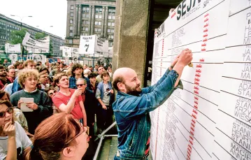 Wyniki wyborów wywieszane na placu Konstytucji, Warszawa, czerwiec 1989 r. / CHRIS NIEDENTHAL / FORUM
