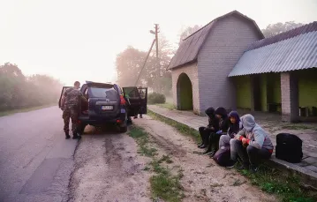 Litewska straż graniczna zatrzymuje migrantów na granicy z Białorusią, Kalvai, Litwa, 7 lipca 2021 r. / JANIS LAIZANS / REUTERS / FORUM