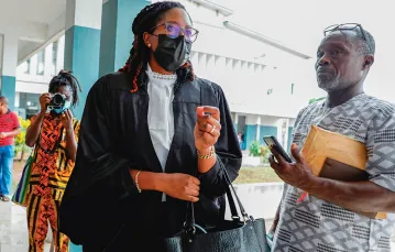 Julia Selman Ayetey, prawniczka dwudziestu jeden aktywistów zatrzymanych przez policję i oskarżonych o nielegalne gromadzenie się oraz promowanie programu LGBT, rozmawia z dziennikarzami w Sądzie Okręgowym w Ho. Region Wolta, Ghana, 4 czerwca 2021 r. / FRANCIS KOKOROKO / REUTERS / FORUM