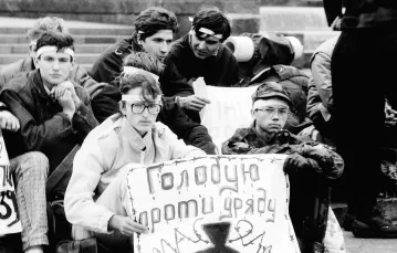 „Głoduję przeciw rządowi”: studencki protest w Kijowie, październik 1990 r. Na plakacie widoczny symbol radioaktywności – nawiązanie do katastrofy w Czarnobylu, która miała miejsce cztery lata wcześniej(elektrownię dzieli od Kijowa tylko 90 km). / DMYTRO KŁOCZKO