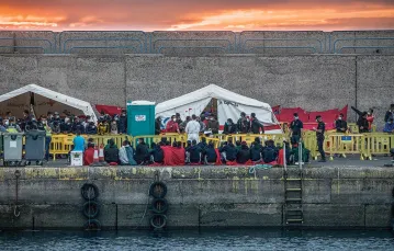 Imigranci na molo w Arguineguín. Wyspy Kanaryjskie, 24 listopada 2020 r. / JAVIER FERGO / AP / EAST NEWS