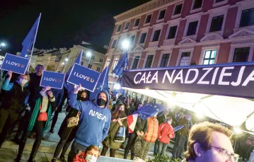 Manifestacja na placu Zamkowym w Warszawie pod hasłem #ZostajęwUnii, październik 2021 r. / PIOTR MOLĘCKI / EAST NEWS