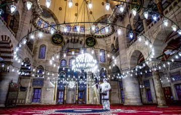 W meczecie Kilic Ali Pasa, Stambuł, 11 marca 2020 r. / YASIN AKGUL / AFP / EAST NEWS