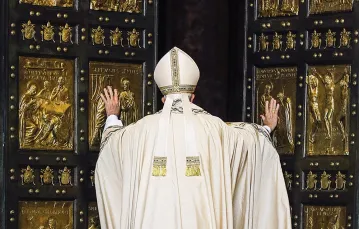 Papież otwiera Drzwi Święte w bazylice św. Piotra w Watykanie, formalnie rozpoczynając Rok Bożego Miłosierdzia, 8 grudnia 2015 r. / GREGORIO BORGIA / AP / EAST NEWS