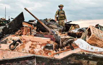Zniszczone ukraińskie pojazdy – prawdopodobnie dostarczone przez USA bojowe wozy piechoty bradley – na froncie zaporoskim, lipiec 2023 r.  / ANTONINA PALARCZYK