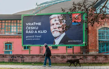 Billboard wyborczy Petra Pavla, emerytowanego generała, kandydata na prezydenta Czech. Ołomuniec, 28 grudnia 2022 r. / TOMAS TKACIK / SOPA / GETTY IMAGES