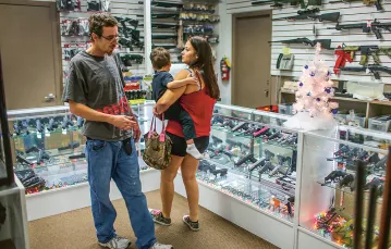 W sklepie National Armory, Pompano Beach na Florydzie, 23 grudnia 2015 r. Raporty FBI wykazują, że broń jest coraz częstszym prezentem świątecznym. / JOE RAEDLE / GETTY IMAGES