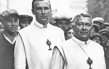 Abp Jan Kowalski (z prawej) i ks. Filip Feldman w otoczeniu wyznawców przed sądem płockim, wrzesień 1928 r. / NARODOWE ARCHIWUM CYFROWE