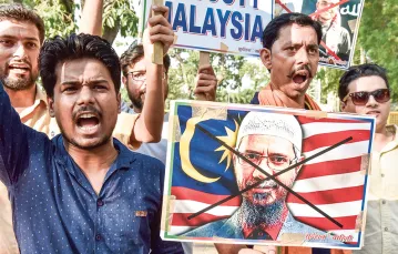 Protest Indusów po decyzji Malezji, że nie deportuje ściganego w wielu krajach Azji kaznodziei Zakira Naika do Indii. / HINDUSTAN TIMES / GETTY IMAGES