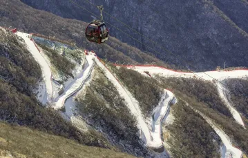 Trasa zjazdowa ze sztucznym śniegiem do konkurencji narciarstwa alpejskiego na Zimowych Igrzyskach Olimpijskich w Pekinie. Chiny, 2 lutego 2022 r. Robert F. Bukaty / AP / EAST NEWS / 
