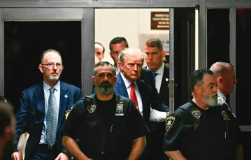 Donald Trump wchodzi do gmachu sądu na Manhattanie. Nowy Jork, 4 kwietnia 2023 r. / ED JONES / AFP / EAST NEWS