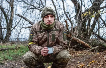 Chwila odpoczynku na linii frontu, około 150 m od pozycji wroga. W obwodzie zaporoskim, październik 2022 r. / CARL COURT / GETTY IMAGES