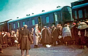 Transport Żydów z getta w Łodzi do obozu zagłady w Chełmnie nad Nerem (Kulmhof); zdjęcie niemieckie z kwietnia 1942 r. / AKG-IMG / BEW