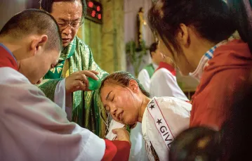 Biskup Joseph Li Shan udziela chrztu, Pekin, 22 września 2018 r. / MARK SCHIEFELBEIN / AP / EAST NEWS