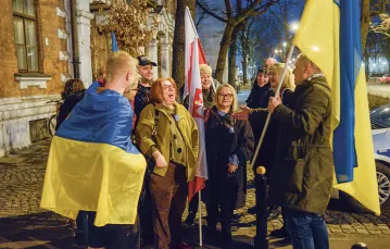 Ukraińsko-polska pikieta przeciwko demonstracji polskich narodowców przed ambasadą ukraińską, Warszawa, 12 marca 2018 r. / JAAP ARRIENS / NURPHOTO / GETTY IMAGES