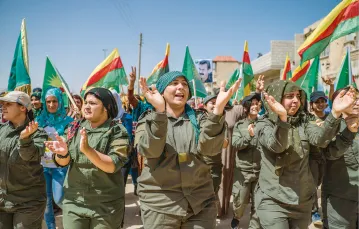 Kurdyjskie policjantki na demonstracji w Kobane, wiosna 2018 r. / PAWEŁ PIENIĄŻEK