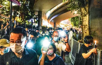 Ponieważ władze Hongkongu zakazały tradycyjnej uroczystości w rocznicę masakry na pekińskim placu Tiananmen, mieszkańcy przyszli do Parku Wiktorii z włączonymi światełkami smartfonów zamiast świeczek. 4 czerwca 2021 r. / LAM YIK / REUTERS / FORUM