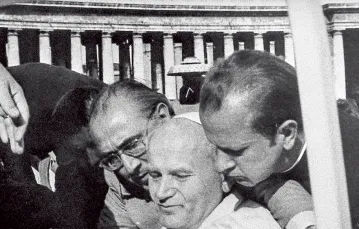 Chwila po zamachu na Jana Pawła II. Watykan, 13 maja 1981 r. FABIAN CEVALLOS / SYGMA / GETTY IMAGES / 