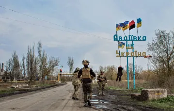 „Awdijiwka to Ukraina”: głosi napis przy wjeździe do miasteczka. Obok zawieszona kukła Putina. 8 kwietnia 2023 r. / ANTONINA PALARCZYK