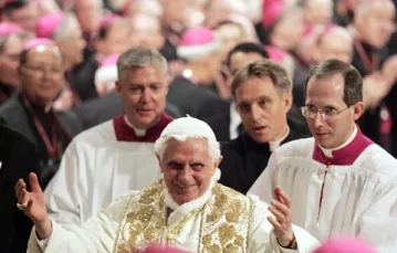 Benedykt XVI z amerykańskimi biskupami w bazylice Niepokalanego Poczęcia, Waszyngton, 16 kwietnia 2008 r. /fot. KNA-Bild / 