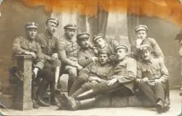 Legioniści w 1918 r. w restauracji w Grodnie; Andrzej Tadeusz Hałaciński trzeci od lewej / 