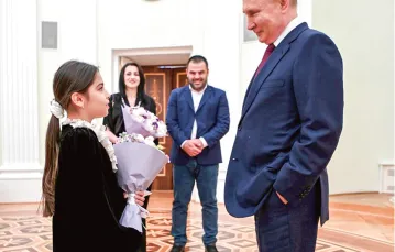 Władca blisko ludzi: Władimir Putin rozmawia z 8-letnią Raisą, która wraz z rodzicami przyjechała z Dagestanu do Moskwy. 4 lipca 2023 r. / ALEXANDER KAZAKOV / KREMLIN POOL / ZUMA PRESS / FORUM