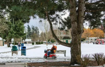 Seniorzy na spacerze w Mill Lake Park. Abbotsford, Kanada, 26 lutego 2023 r.  / MERT ALPER DERVIS / ANADOLU / GETTY IMAGES