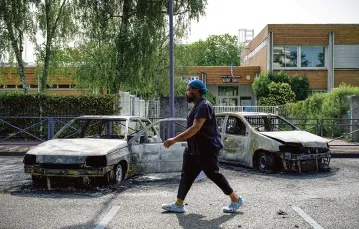 Spalone samochody przed szkołą publiczną w Lormont na przedmieściach Bordeaux, 29 czerwca 2023 r. / PHILIPPE LOPEZ / AFP / EAST NEWS