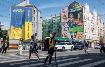 Centrum Rygi – baner wyrażający poparcie dla Ukrainy. 6 czerwca 2022 r. / ANDREY RUDAKOV / BLOOMBERG VIA GETTY IMAGES